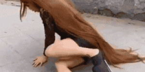 美女内涵gif动图：尴尬又不失礼貌的微笑