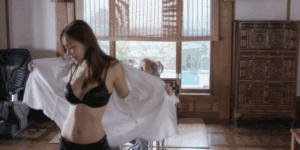 美女内涵gif动图：据说这种高跟鞋穿上特别难受