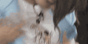 美女内涵gif动图：妹子你是在舞狮吗？
