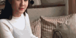 有深度的gif美女动图：看样子，妹子昨晚应该挺高兴啊