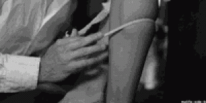 内涵美女gif动图：女生穿男票的衬衫，也别有风韵