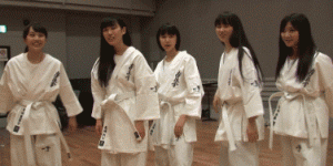 美女内涵gif动图：不会扭腰的女团不是好女团