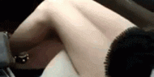 可爱的妹子动态图gif：看什么看，赶紧上来啊