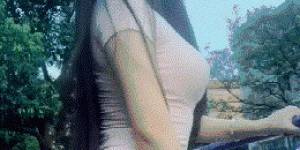 内涵美女gif动态图：小妹妹，吃棒棒糖吗？