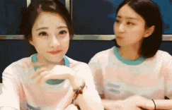内涵美女gif动图：妹子你把旁边小哥吓着了