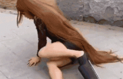 美女内涵gif动图：尴尬又不失礼貌的微笑