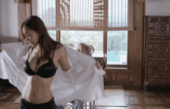 美女内涵gif动图：据说这种高跟鞋穿上特别难受