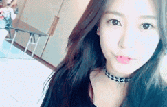 美女内涵gif动图：脱个衣服姿势也很漂亮的
