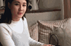 有深度的gif美女动图：看样子，妹子昨晚应该挺高兴啊