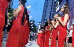 美女内涵Gif动图：这臀好招摇