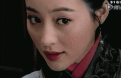 美女内涵gif动图：吃着锅里的，摸着碗里的