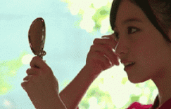 美女内涵gif动图：妹子赶紧拍，拍完咱好出发