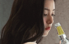 美女内涵gif动图：妹子帅起来没汉子什么事了