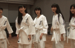 美女内涵gif动图：不会扭腰的女团不是好女团