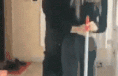 很可爱的美女动态图GIF：挤眉弄眼的还那么美