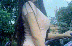 内涵美女gif动态图：小妹妹，吃棒棒糖吗？