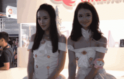 内涵美女gif动图：穿成这样来摸我，是想诱惑我吗？